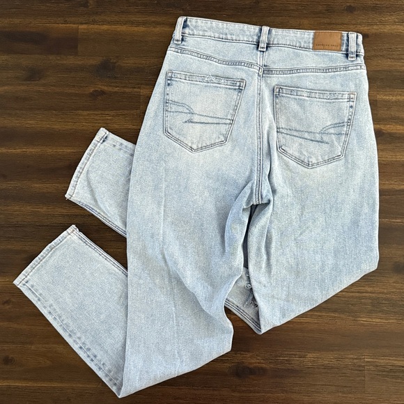 American Eagle Stretch High-Rise Straight Ripped Knee Mom Jeans Size 6 Long - Picture 7 of 10
